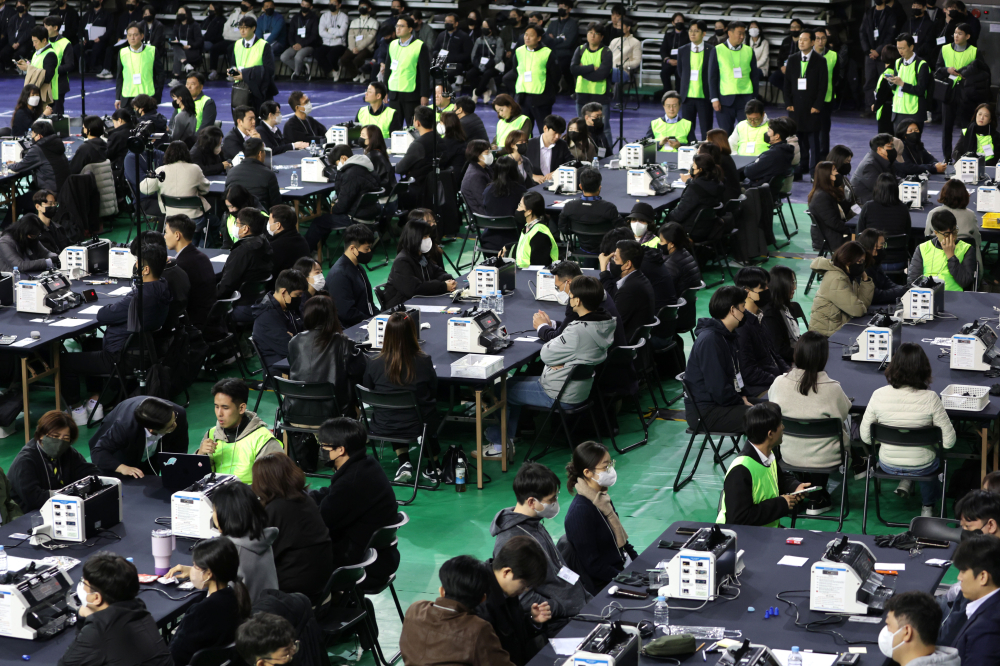 ▲28일 서울 송파구 올림픽공원 핸드볼경기장에서 이태한 선거관리위원회 특별검사팀 관계자, 사무원, 참관단이  6·3 지방선거 투표용지 공개검증을 준비하고 있다. <2026.10.28 사진공동취재단> (이투데이DB)