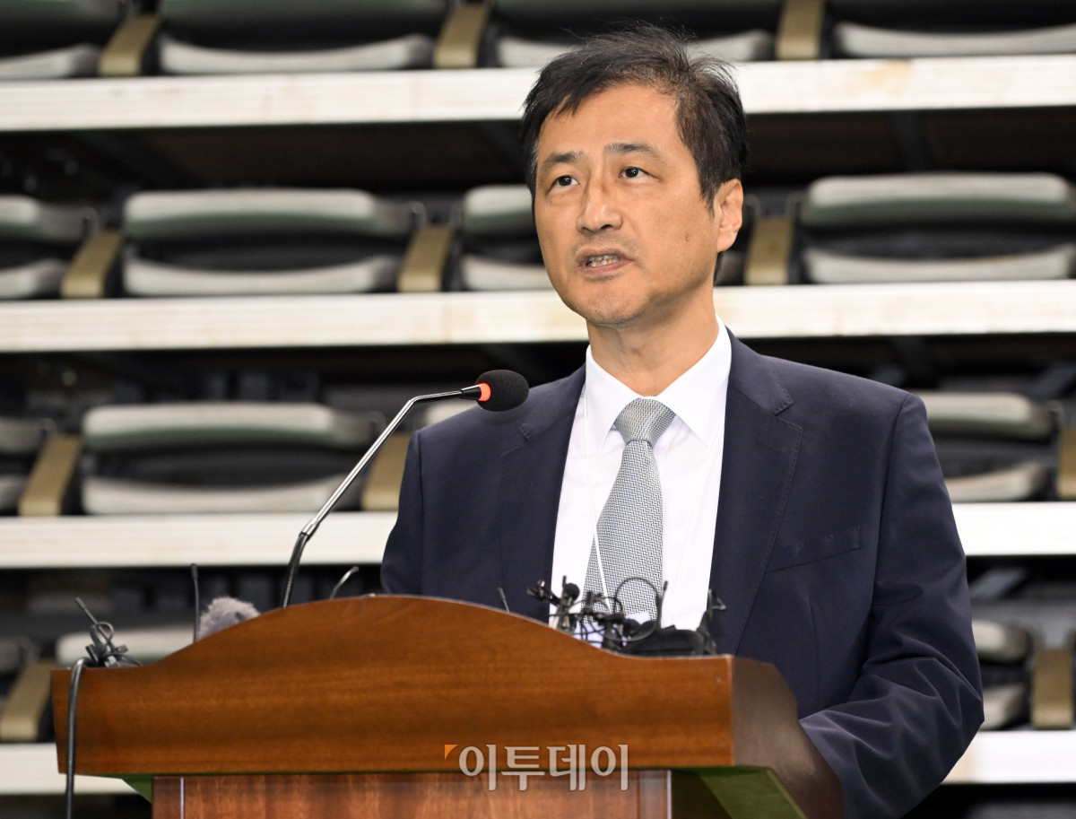 ▲이태한 선거관리위원회 특별검사가 28일 6.3 지방선거 투표용지 공개 검증을 위해 서울 올림픽공원 핸드볼경기장에서 기자회견을 갖고 있다. 사진공동취재단
