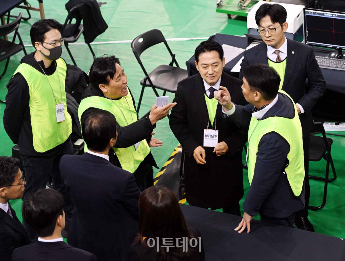 ▲장동혁 국민의힘 대표와 국민의힘 검증참관인이 28일 오전 서울 송파구 올림픽공원 핸드볼경기장 앞에서 열린 선관위 특검 올림픽공원 현장 검증에서 이태한 선거관리위원회 특별검사에게 항의하고 있다. 사진공동취재단
