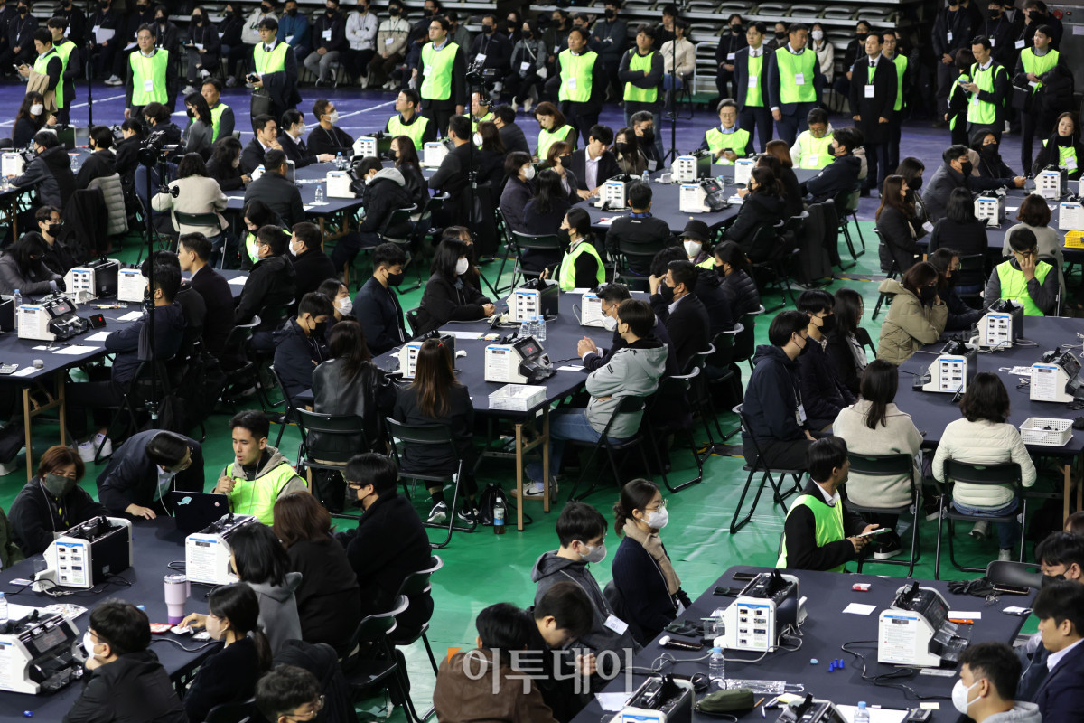 ▲28일 서울 송파구 올림픽공원 핸드볼경기장에서 이태한 선거관리위원회 특별검사팀 관계자, 사무원, 참관단이  6·3 지방선거 투표용지 공개검증을 준비하고 있다. 사진공동취재단