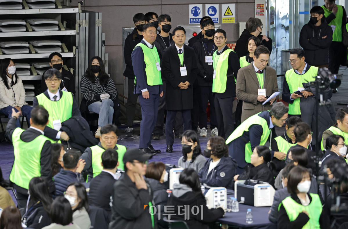 ▲28일 선관위 특검의 6·3 지방선거 투표용지 공개검증이 열리는 서울 송파구 올림픽공원 핸드볼경기장에서 검증참관인으로 참석한 국민의힘 장동혁 대표가 검증 준비 상황을 지켜보고 있다. 사진공동취재단
