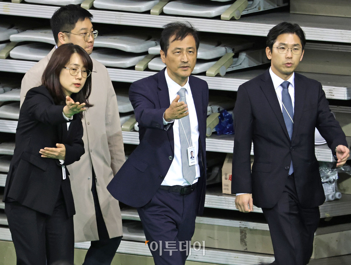 ▲이태한 선거관리위원회 특별검사가 28일 선관위 특검의 6·3 지방선거 투표용지 공개검증이 열리는 서울 송파구 올림픽공원 핸드볼경기장에 입장하고있다. 사진공동취재단