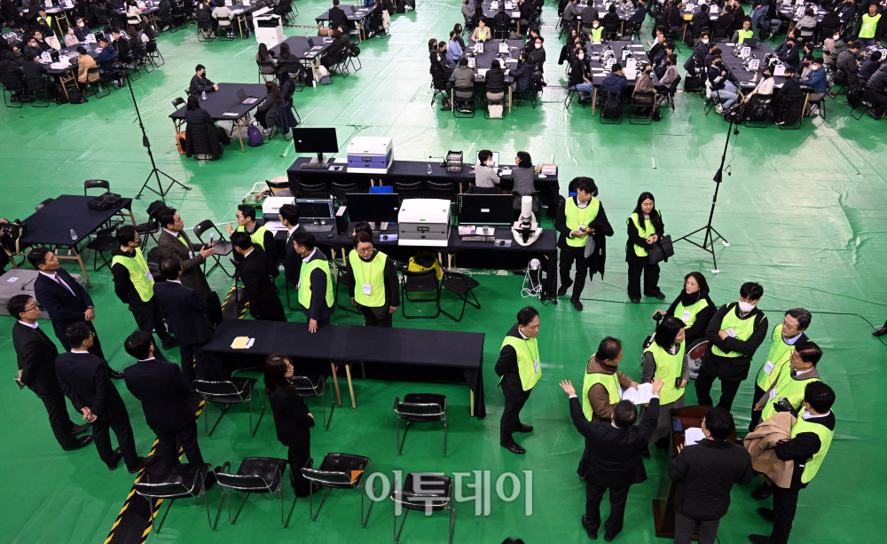 ▲장동혁 국민의힘 대표와 국민의힘 검증참관인이 28일 오전 서울 송파구 올림픽공원 핸드볼경기장 앞에서 열린 선관위 특검 올림픽공원 현장 검증에서 이태한 선거관리위원회 특별검사에게 항의하고 있다. <2026.10.28 사진공동취재단> (이투데이DB)