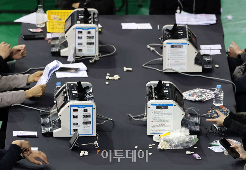▲28일 선관위 특검의 6·3 지방선거 투표용지 공개검증이 열리는 서울 송파구 올림픽공원 핸드볼경기장에 투표지심사계수기가 설치되어 있다. <2026.10.28 사진공동취재단> (이투데이DB)