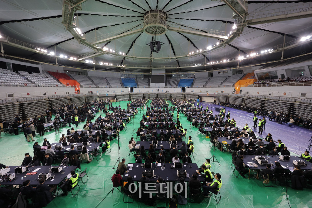 ▲28일 서울 송파구 올림픽공원 핸드볼경기장에서 이태한 선거관리위원회 특별검사팀 관계자, 사무원, 참관단이 6·3 지방선거 투표용지 공개검증을 준비하고 있다. <2026.10.28 사진공동취재단> (이투데이DB)
