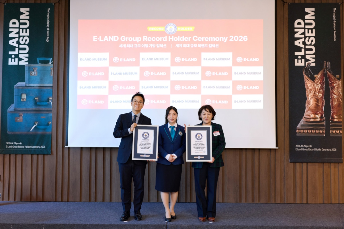 ▲한우석 이랜드뮤지엄 대표(왼쪽부터), 손민영 기네스 세계 기록 심사관, 서영희 이랜드뮤지엄 총괄디렉터가 28일 서울 강서구 이랜드글로벌R&D센터에서 열린 기네스 세계 기록 공식 인증식에서 기념촬영을 하고 있다. (사진제공=이랜드그룹)