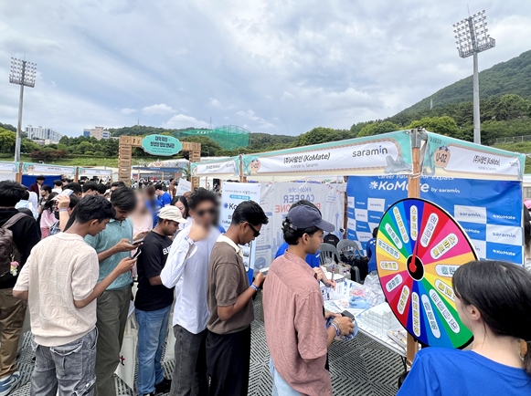 ▲6월 27일 '2026 외국인 유학생 페스티벌 인(in) 부산'에 마련된 사람인 코메이트 부스에서 외국인 유학생들이 이벤트 참여를 위해 기다리고 있다. (사진제공=사람인)