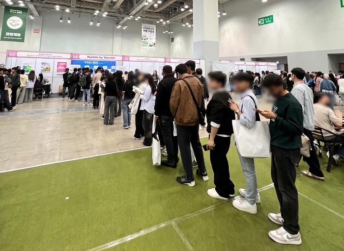 ▲4월 30일 부산 벡스코(BEXCO) 제2전시장에서 열린 ‘2026 부·울·경 초광역형 외국인 유학생 채용박람회’에 코메이트가 마련한 부스에 외국인 유학생들이 차례를 기다리고 있다. (사진제공=사람인)