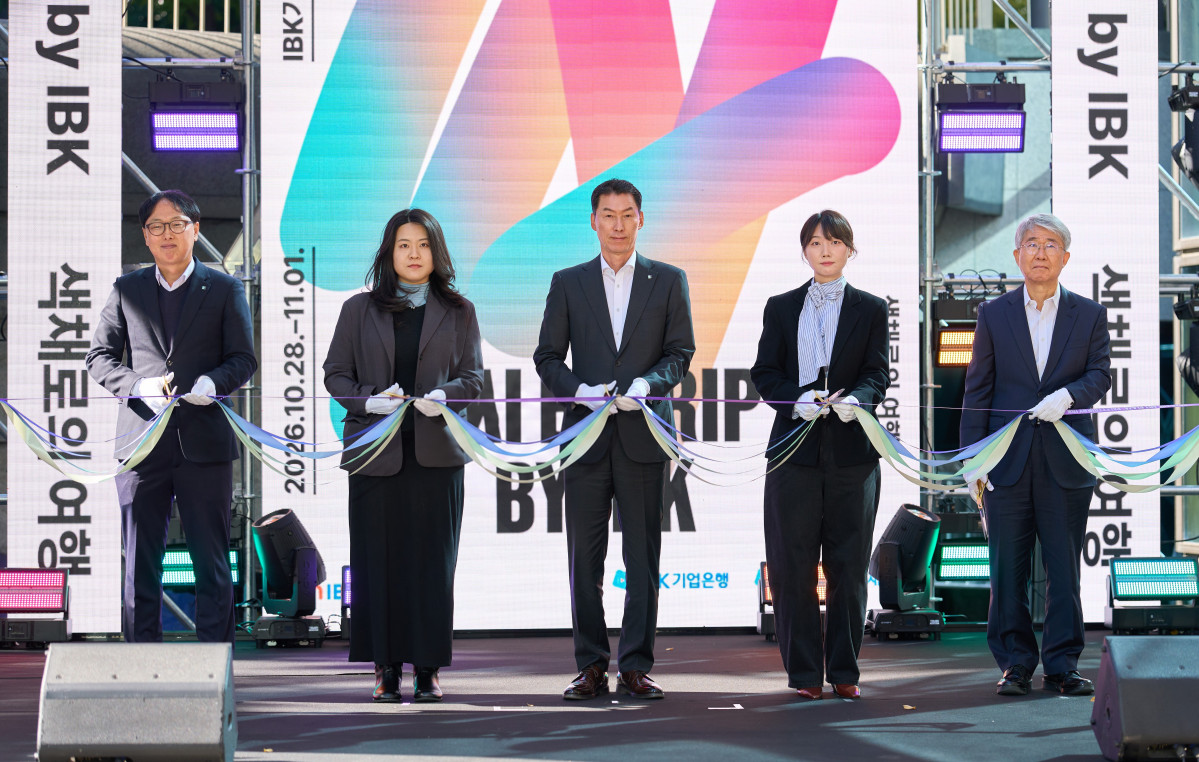 ▲28일 서울 을지로 IBK기업은행 본점 인근 선큰가든에서 열린 ‘2026 더아트프라자 팔레트립 BY IBK’ 개막식에서 장민영 기업은행장(가운데), 김일두 IBK행복나눔재단 상임이사(오른쪽 첫 번째)를 비롯한 주요 참석자들이 개막 기념 리본 커팅식을 하고 있다. (사진제공=기업은행)