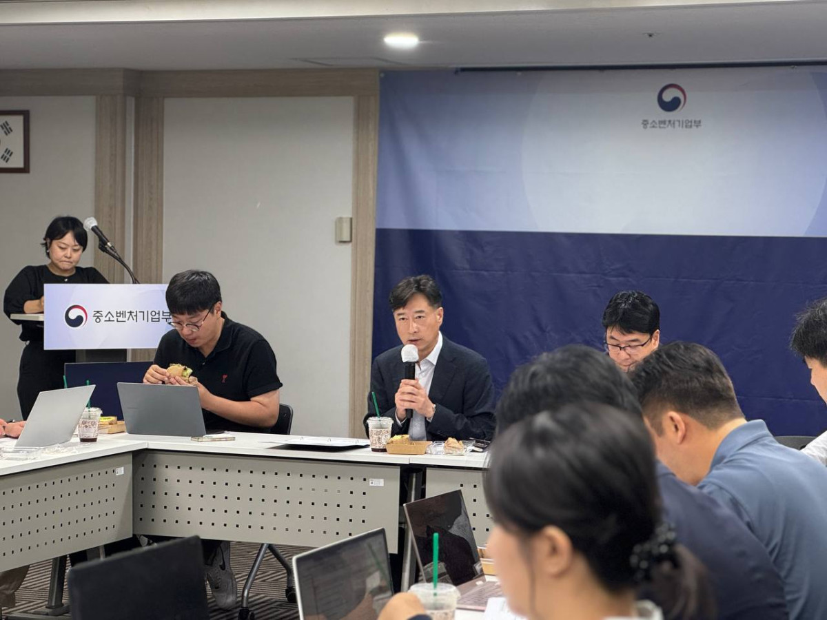 ▲박용순 중소벤처기업부 중소기업정책실장이 지난달 3일 서울에서 열린 ‘신안보 혁신기업 육성 실무협의체 제2차 회의’에서 신안보 혁신기업 육성 방안을 설명하고 있다. (사진제공=중소벤처기업부)
