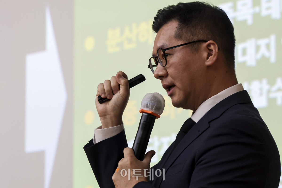 ▲김동민 NH 농협은행 WM 사업부 팀장이 28일 오후 서울 강남구 포스코타워 역삼에서 열린 와이즈포럼 '<PB SHOW> 부자들의 다음 수; 2027 무엇을 사고 팔고 지킬까'에서 '주식·채권 <편식의 유혹>'을 주제로 스피치를 하고 있다. 이투데이는 매달 주요 경제·금융 이슈를 주제로 투자자들의 시장 이해와 합리적인 재무 의사결정을 돕기 위한 '와이즈포럼'을 개최하고 있다. 고성준 기자 joonko1@