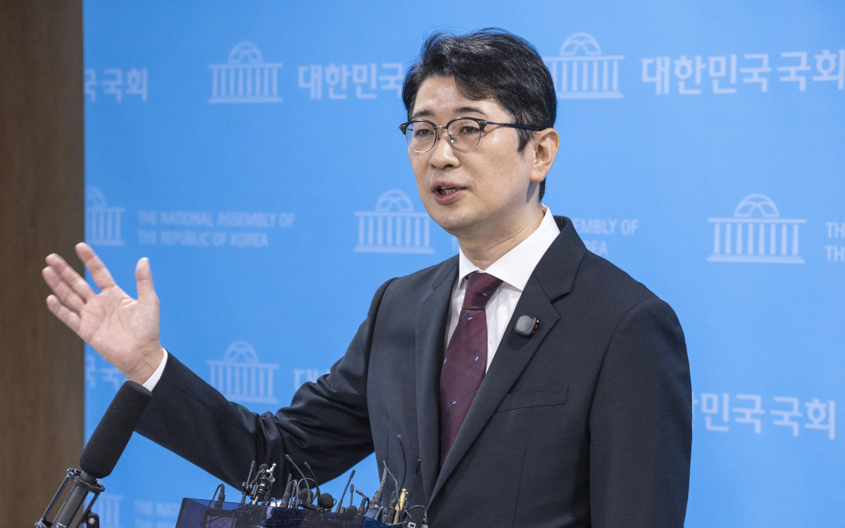 ▲국민의힘 주진우 의원이 27일 국회 소통관에서 이재명 대통령과 가족의 태릉 CC 예약 관련 기자회견을 마친 뒤 취재진 질문에 답하고 있다. 사진=연합뉴스