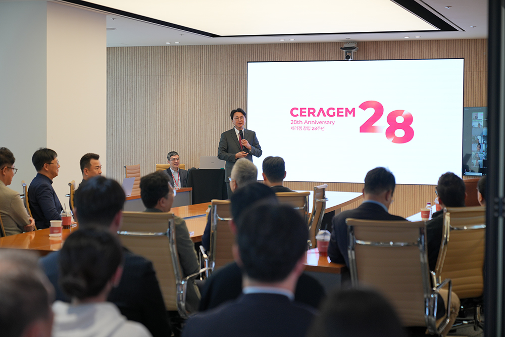 ▲세라젬 창립 28주년 기념식에서 이경수 대표이사 사장이 임직원들에게 회사 비전을 공유하고 있다. (사진제공=세라젬)