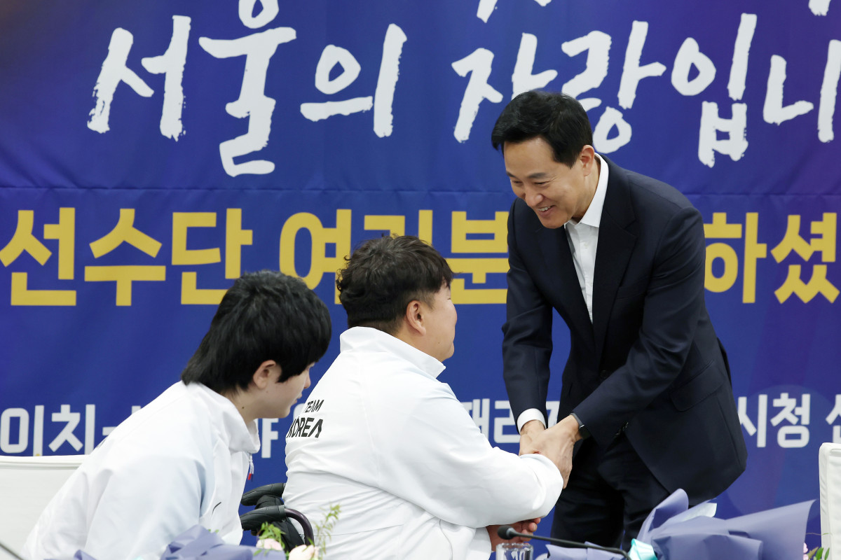 ▲오세훈 서울시장이 28일 서울시청에서 2026 아시안패러게임에 출전한 서울시청 소속 선수들웉 격려하고 있다. (서울시)