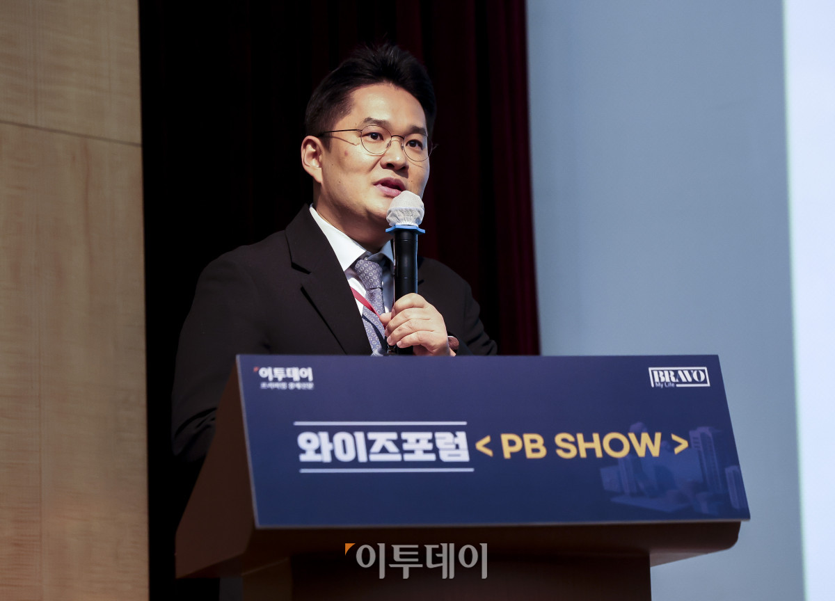 ▲강두현 하나은행 Club1 PB 센터지점 PB 팀장이 28일 오후 서울 강남구 포스코타워 역삼에서 열린 와이즈포럼 '<PB SHOW> 부자들의 다음 수; 2027 무엇을 사고 팔고 지킬까'에서 '상속·절세 <자산가의 자산이전과 절세전략>'을 주제로 스피치를 하고 있다. 이투데이는 매달 주요 경제·금융 이슈를 주제로 투자자들의 시장 이해와 합리적인 재무 의사결정을 돕기 위한 '와이즈포럼'을 개최하고 있다. (고성준 기자 joonko1@)
