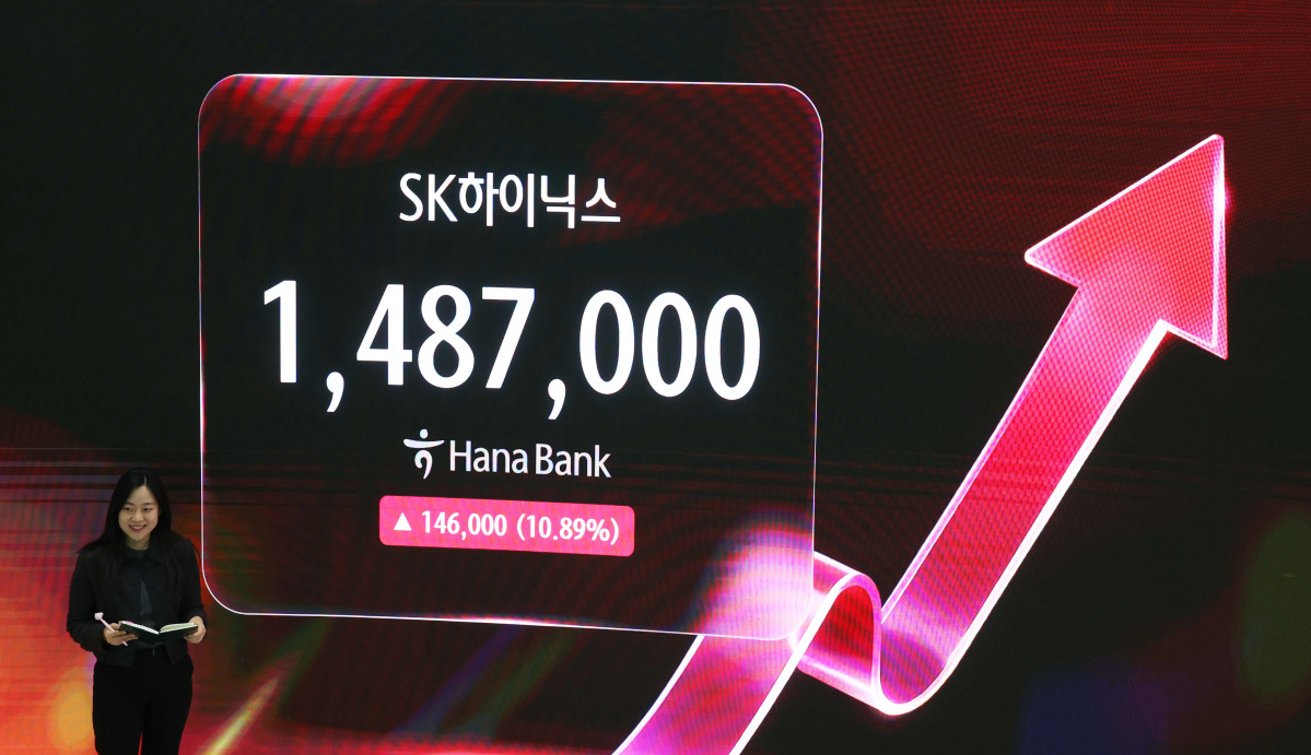 ▲코스피가 6% 넘게 폭등하며 6000선을 회복한 28일 서울 중구 하나은행 본점 모니터에 코스피 등 시황이 표시되고 있다. 이날 코스피는 전거래일보다 374.10포인트(6.63%) 오른 6012.44에 장을 마감했다. 코스피가 6000선을 웃돈 것은 14일 이후 10거래일 만으로 삼성전자와 SK하이닉스가 9~10%대 폭등하며 지수 상승을 견인했다. 코스닥은 전장보다 27.45포인트(3.69%) 오른 771.28에 거래를 마쳤다. 신태현 기자 holjjak@