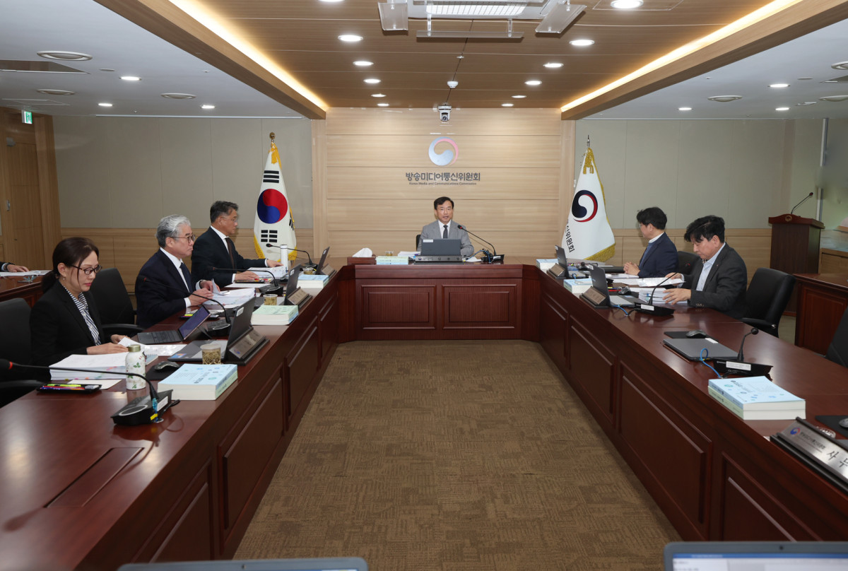 ▲김종철 방송미디어통신위원회 위원장(가운데)이 28일 정부과천청사에서 열린 2026년 제46차 전체회의를 주재하고 있다.