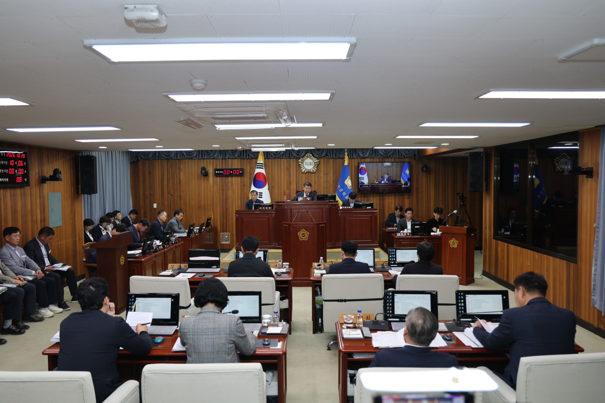 ▲울진군의회(의장 임승필)는 지난 28일부터 내달 10일까지 총 14일간의 일정으로 제295회 임시회를 개회하고 본격적인 의정활동에 돌입했다. (울진군의회)