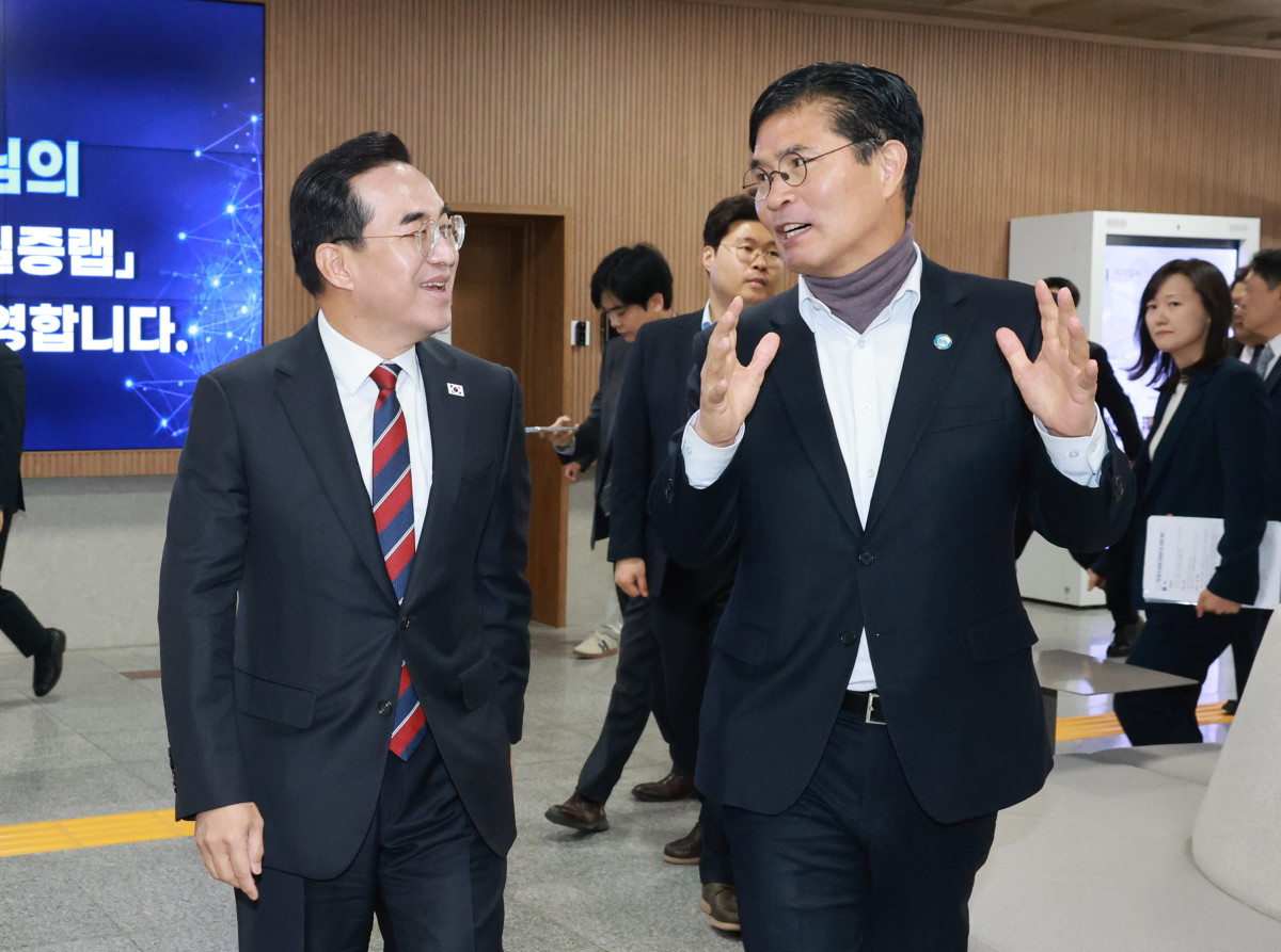 ▲이원택 전북특별자치도지사(오른쪽)가 28일 전북대학교 피지컬AI 실증랩을 방문한 박홍근 기획예산처 장관과 산업 육성 방안을 논의하고 있다. (사진제공=전북특별자치도)