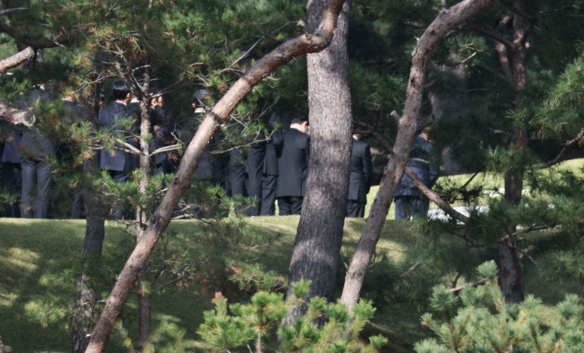 ▲삼성 주요 계열사 사장단이 23일 고 이건희 삼성그룹 회장 6주기 추도식에서 헌화를 하고 있다. (연합뉴스)