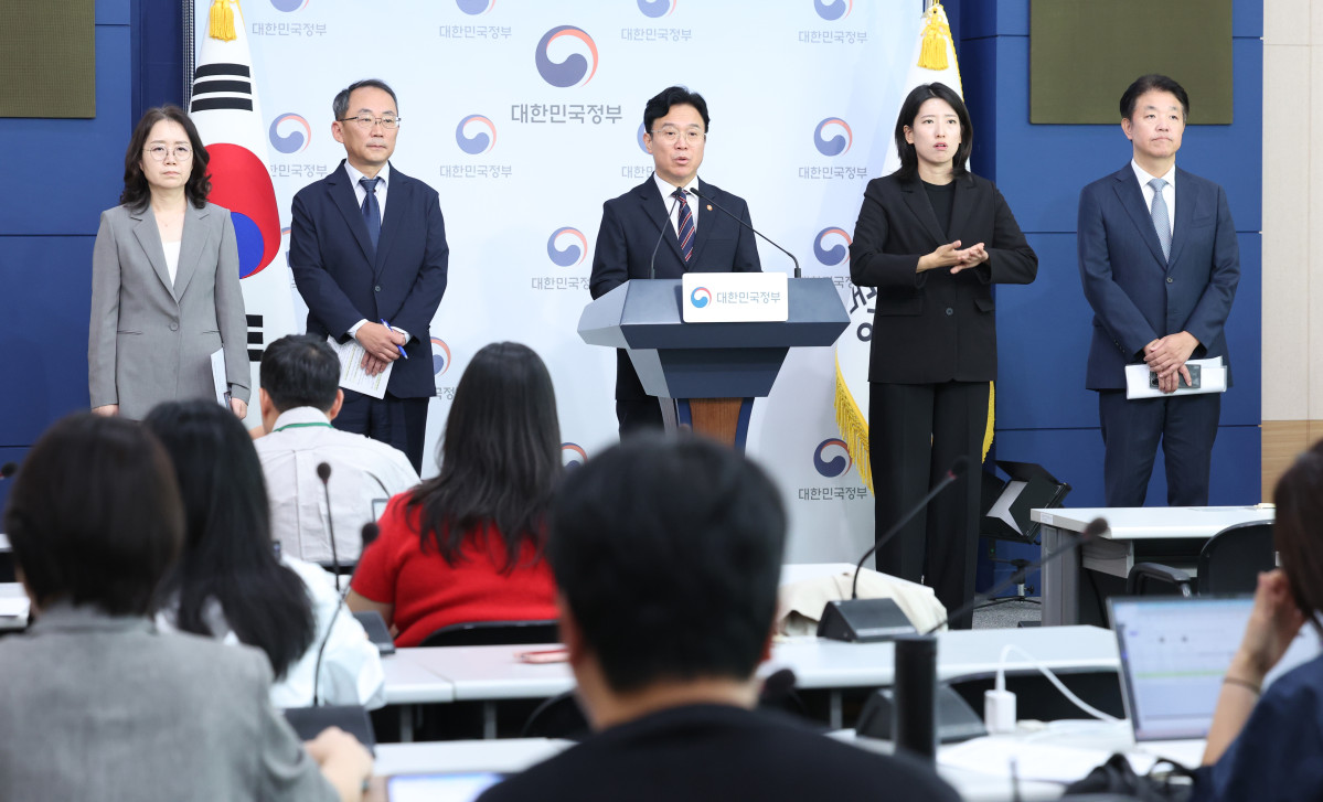 ▲김영훈 고용노동부 장관이 9월 15일 오전 서울 종로구 정부서울청사 별관에서 메가특구 특별법 관련 사회적 대화 제안 발표를 하고 있다. (뉴시스)