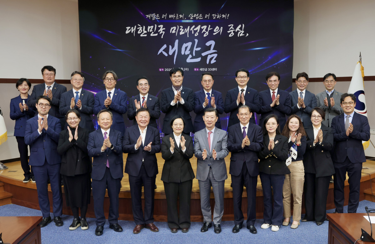 ▲한성숙 국무총리와 이원택 전북지사 등 정부·민간위원들이 새만금33센터에서 열린 제35차 새만금위원회에서 기념촬영을 하고 있다. (사진제공= 전북특별자치도)