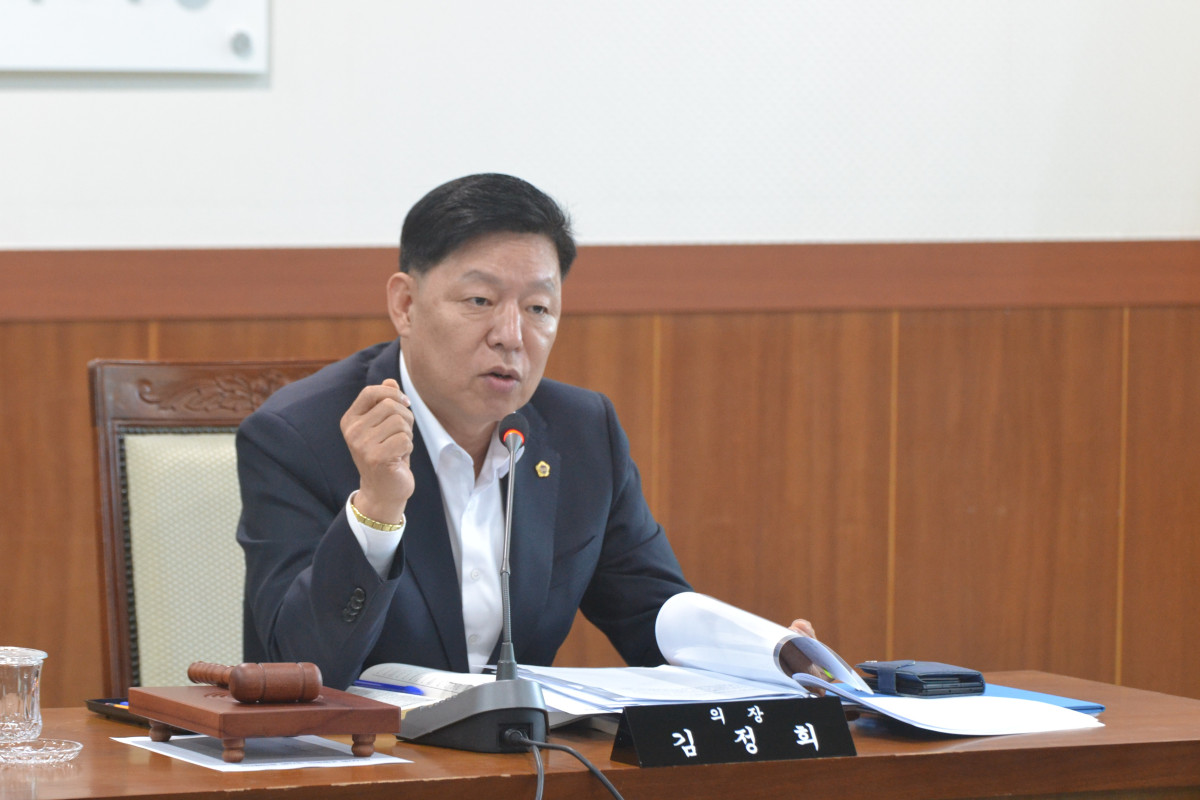 ▲김정희 광양만권경제자유구역 조합회의 의장이 행정사무감사에서 투자유치 실적 등을 지적하고 있다. (사진제공=전남광주통합특별시의회)