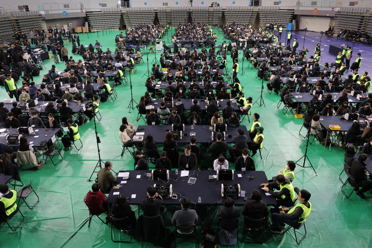 ▲28일 서울 송파구 올림픽공원 핸드볼경기장에서 이태한 선거관리위원회 특별검사팀 관계자, 사무원, 참관단이  6·3 지방선거 투표용지 공개검증을 준비하고 있다. (연합뉴스)