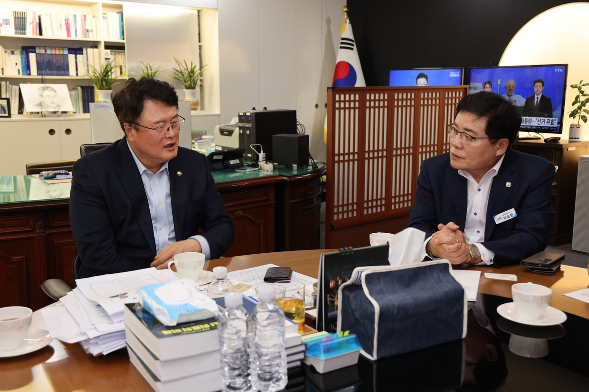 ▲문화체육관광부 방문한 사순문 장흥군수(오른쪽). (장흥군)