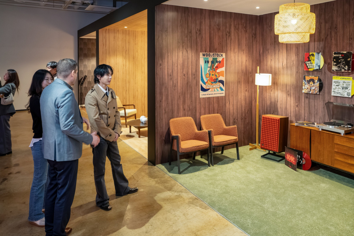 ▲아티스트 던이 서울 강남구 '프로젝트 스페이스 라인'에서 진행중인 JBL 80주년 및 바워스앤윌킨스 60주년 기념 전시 '사운드 레전드'를 관람하고 있다. (사진제공=삼성전자)