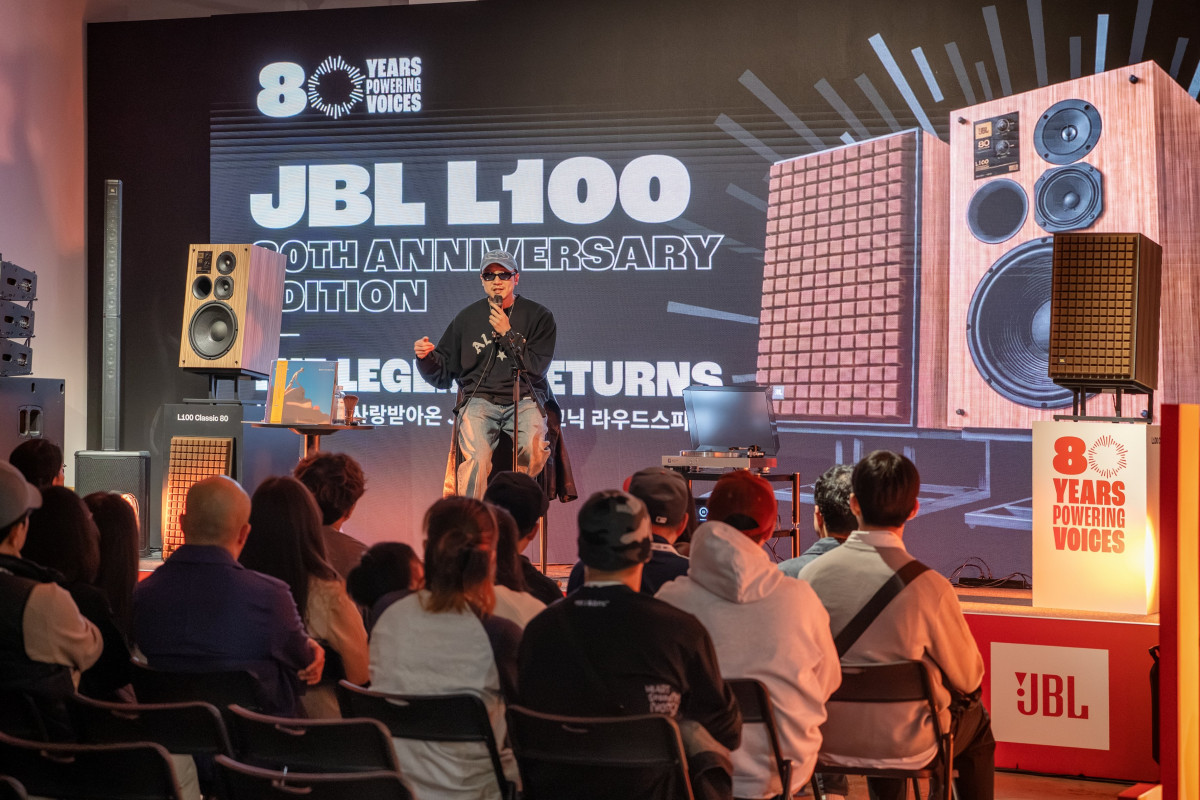 ▲음악 큐레이터 DJ 소울스케이프가 JBL 80주년 및 바워스앤윌킨스 60주년 기념 전시 '사운드 레전드'에서 'JBL 뮤직 토크'를 진행하고 있다. (사진제공=삼성전자)