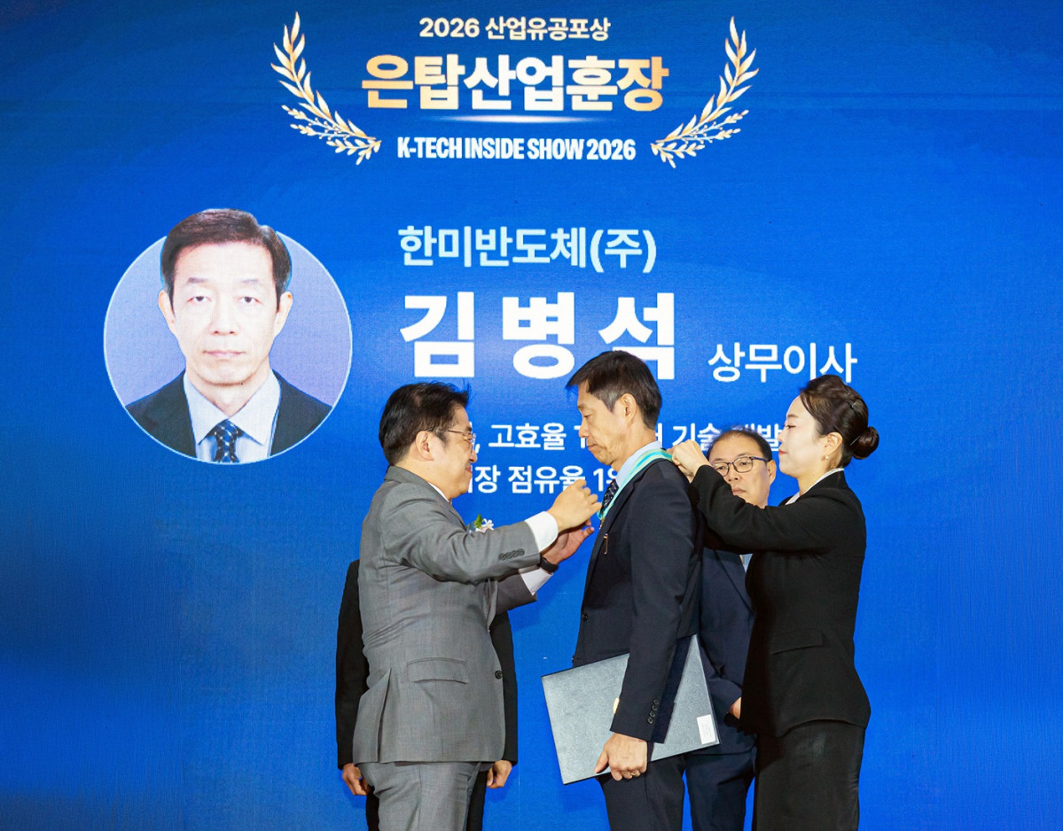 ▲김병석 상무가 은탑산업훈장을 받고 있다. (사진제공=한미반도체)