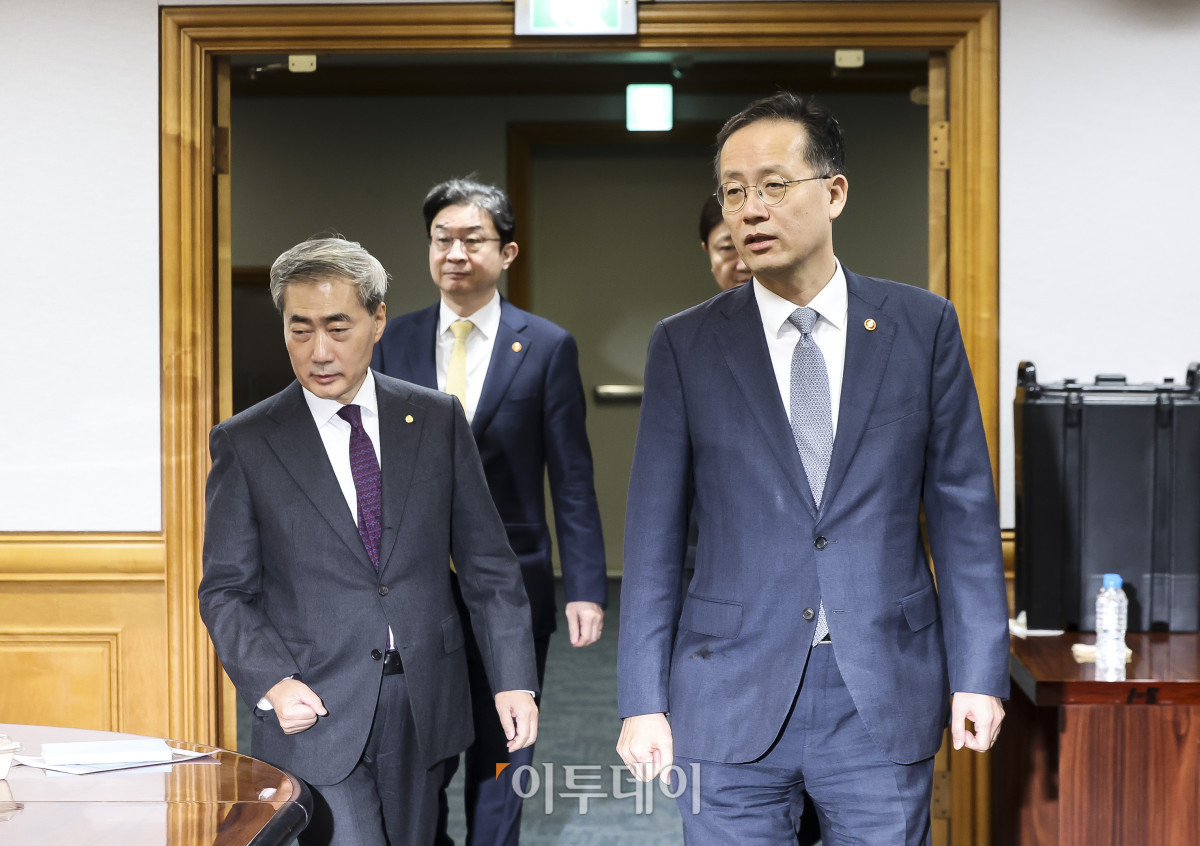 ▲29일 오전 서울 중구 은행회관빌딩에서 열린 확대거시경제 금융회의에 이형일 경제부총리 겸 재정경제부 장관과 신현송 한국은행 총재, 이억원 금융위원장, 이찬진 금융감독원장이 들어서고 있다. 고성준 기자 joonko1@