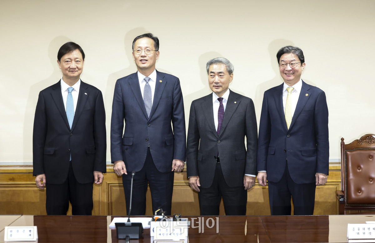▲29일 오전 서울 중구 은행회관빌딩에서 열린 확대거시경제 금융회의에서 이찬진(왼쪽부터) 금융감독원장, 이형일 경제부총리 겸 재정경제부 장관, 신현송 한국은행 총재, 이억원 금융위원장이 기념촬영을 하고 있다. 고성준 기자 joonko1@