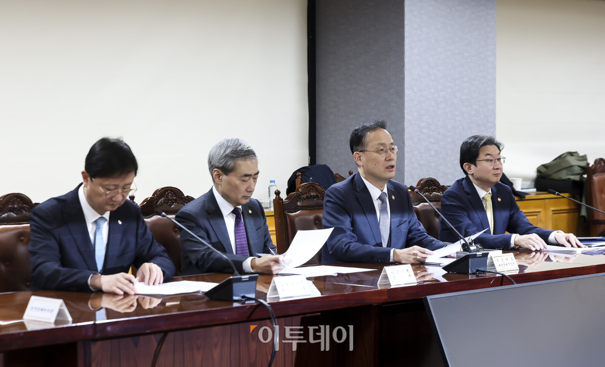 ▲이형일 경제부총리 겸 재정경제부 장관이 29일 오전 서울 중구 은행회관빌딩에서 열린 확대거시경제 금융회의에서 모두발언을 하고 있다. 고성준 기자 joonko1@