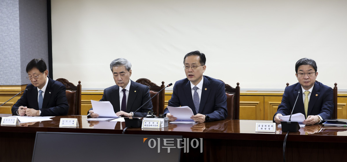 ▲이형일 경제부총리 겸 재정경제부 장관이 29일 오전 서울 중구 은행회관빌딩에서 열린 확대거시경제 금융회의에서 모두발언을 하고 있다. 고성준 기자 joonko1@