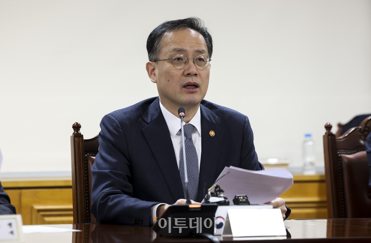 ▲이형일 경제부총리 겸 재정경제부 장관이 29일 오전 서울 중구 은행회관빌딩에서 열린 확대거시경제 금융회의에서 모두발언을 하고 있다. 고성준 기자 joonko1@