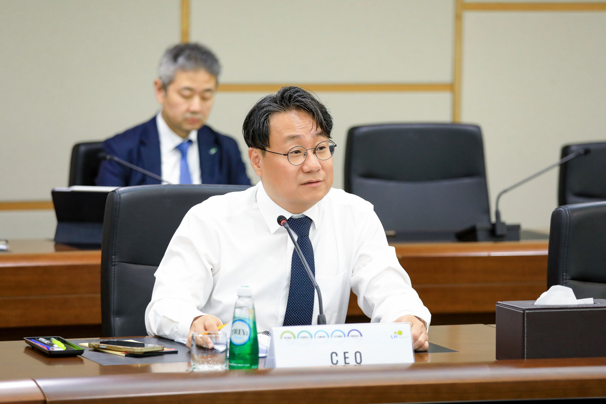 ▲28일 진주 LH 본사에서 이성훈 LH 사장 주재로 3기 신도시 및 신규 공공택지의 공급 속도 제고를 위한 보상기간 단축 등을 논의하기 위한 보상현안회의가 진행되고 있다. (사진제공=LH)