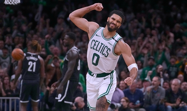 ▲27일(현지시간) 미국 매사추세츠주 보스턴에서 열린 미국프로농구(NBA) 보스턴 셀틱스와 브루클린 네츠의 경기에서 보스턴의 제이슨 테이텀이 후반전 3점슛을 성공시킨 뒤 기뻐하고 있다. (AP/연합뉴스)