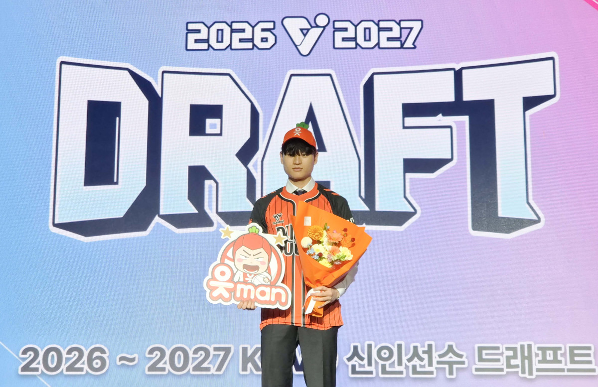 ▲윤경이 28일 서울 강서구 메이필드호텔에서 열린 2026-2027 KOVO 남자 신인선수 드래프트에서 전체 1순위로 OK저축은행의 지명을 받은 뒤 포즈를 취하고 있다. (연합뉴스)