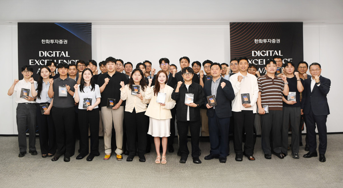 ▲장병호 한화투자증권  대표이사(첫째줄 오른쪽 첫번째)와 임직원들이 AI 경진대회 기념촬영을 하고 있다. (사진제공=한화투자증권)