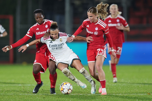 ▲28일(현지시간) 독일 뮌헨 인근 운터하힝에서 열린 2026-2027시즌 유럽축구연맹(UEFA) 여자 챔피언스리그 리그 페이즈 3차전 바이에른 뮌헨과 레알 마드리드의 경기에서 바이에른 뮌헨의 베르나데트 카쿠난(왼쪽)과 소피 프로스트(오른쪽)가 레알 마드리드의 아리안나 카루소와 공을 다투고 있다. (AFP/연합뉴스)