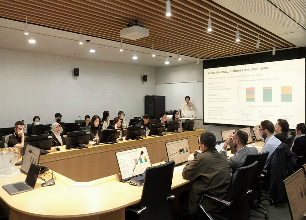 ▲곽승기 서울성모병원 류마티스내과 교수(진료부원장)가 ARLAR 연수 프로그램에서 강의를 진행 중이다. (사진제공=서울성모병원)