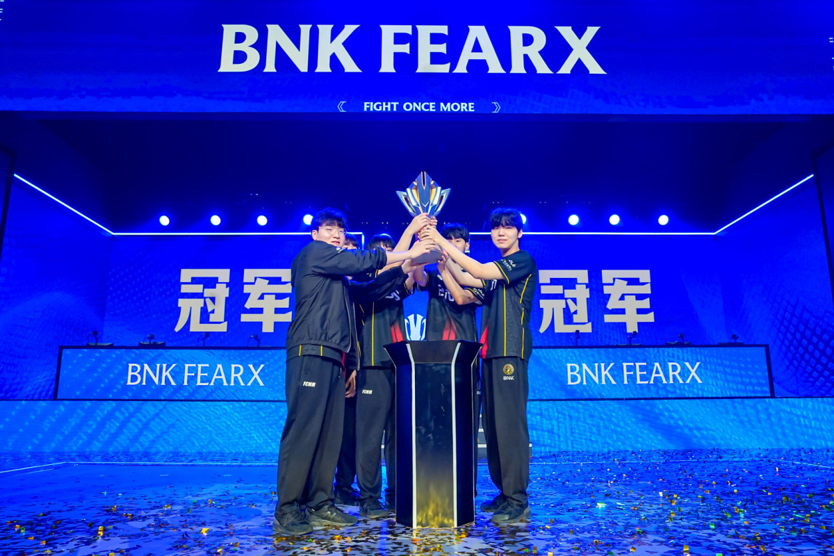 ▲BNK 피어엑스 선수들이 17일 중국 베이징 스마트 e스포츠 센터에서 열린 ‘2026 데마시아컵 글로벌 인비테이셔널(DCGI)’ 결승전에서 우승한 뒤 트로피를 들어 올리고 있다. (사진제공=BNK 피어엑스)
