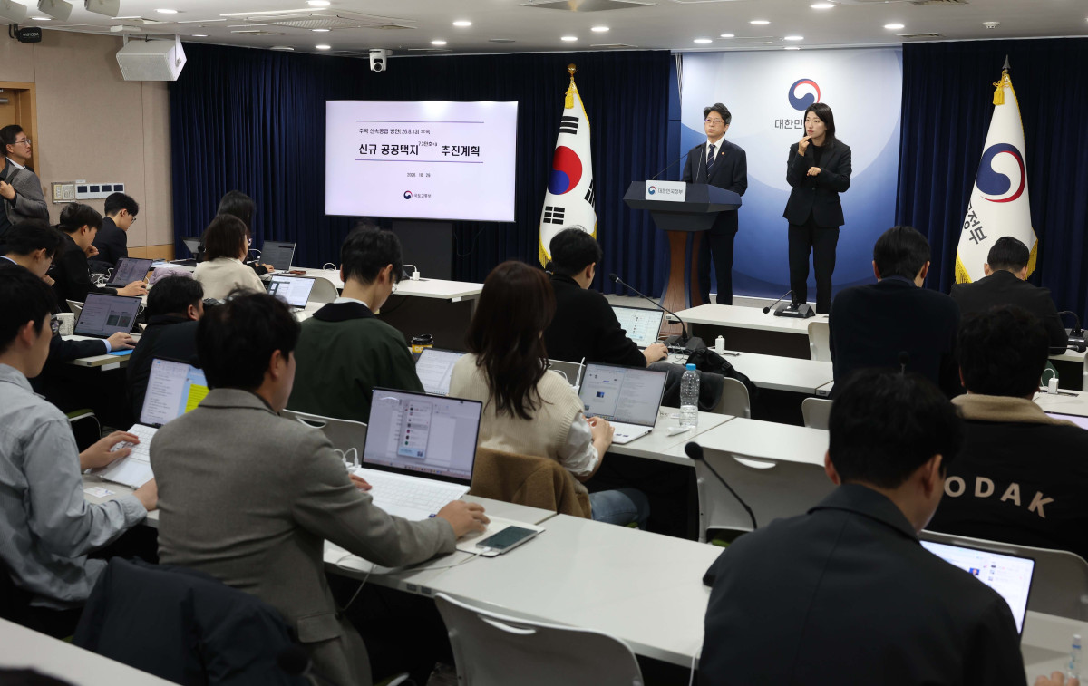 ▲홍지선 국토교통부 장관이 29일 서울 종로구 정부서울청사에서 ‘8.13 공급대책’ 후속 조치로 신규택지 후보지를 발표하고 있다. 정부는 경기 김포·구리·하남·의정부·고양 6곳을 7만6700가구 규모 신규 공공택지 후보지로 지정하고 ‘공공택지 최단기 착공모델’을 적용하기로 했다. 후보지 발표부터 착공까지 평균 68개월 걸리던 절차를 37개월로 줄여 2030년 안에 착공한다는 목표다. 6곳은 모두 서울 경계에서 약 5㎞ 안에 있는 개발제한구역(그린벨트) 훼손지다. 신태현 기자 holjjak@
