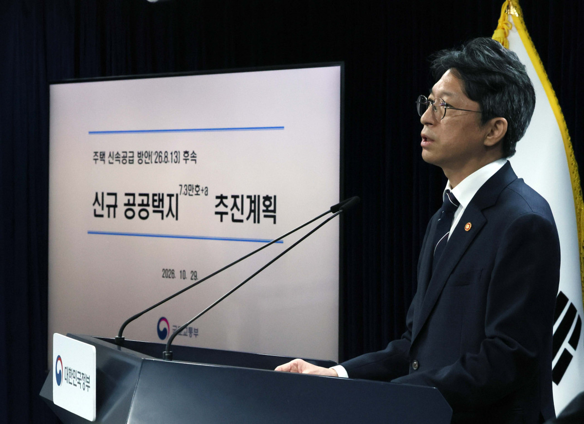 ▲홍지선 국토교통부 장관이 29일 서울 종로구 정부서울청사에서 ‘8.13 공급대책’ 후속 조치로 신규택지 후보지를 발표하고 있다. 정부는 경기 김포·구리·하남·의정부·고양 6곳을 7만6700가구 규모 신규 공공택지 후보지로 지정하고 ‘공공택지 최단기 착공모델’을 적용하기로 했다. 후보지 발표부터 착공까지 평균 68개월 걸리던 절차를 37개월로 줄여 2030년 안에 착공한다는 목표다. 6곳은 모두 서울 경계에서 약 5㎞ 안에 있는 개발제한구역(그린벨트) 훼손지다. 신태현 기자 holjjak@