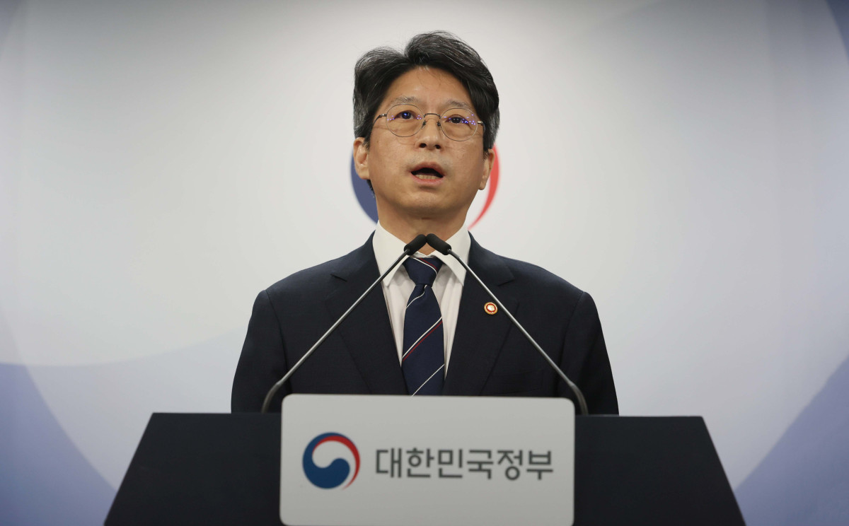 ▲홍지선 국토교통부 장관이 29일 서울 종로구 정부서울청사에서 ‘8.13 공급대책’ 후속 조치로 신규택지 후보지를 발표하고 있다. 정부는 경기 김포·구리·하남·의정부·고양 6곳을 7만6700가구 규모 신규 공공택지 후보지로 지정하고 ‘공공택지 최단기 착공모델’을 적용하기로 했다. 후보지 발표부터 착공까지 평균 68개월 걸리던 절차를 37개월로 줄여 2030년 안에 착공한다는 목표다. 6곳은 모두 서울 경계에서 약 5㎞ 안에 있는 개발제한구역(그린벨트) 훼손지다. 신태현 기자 holjjak@