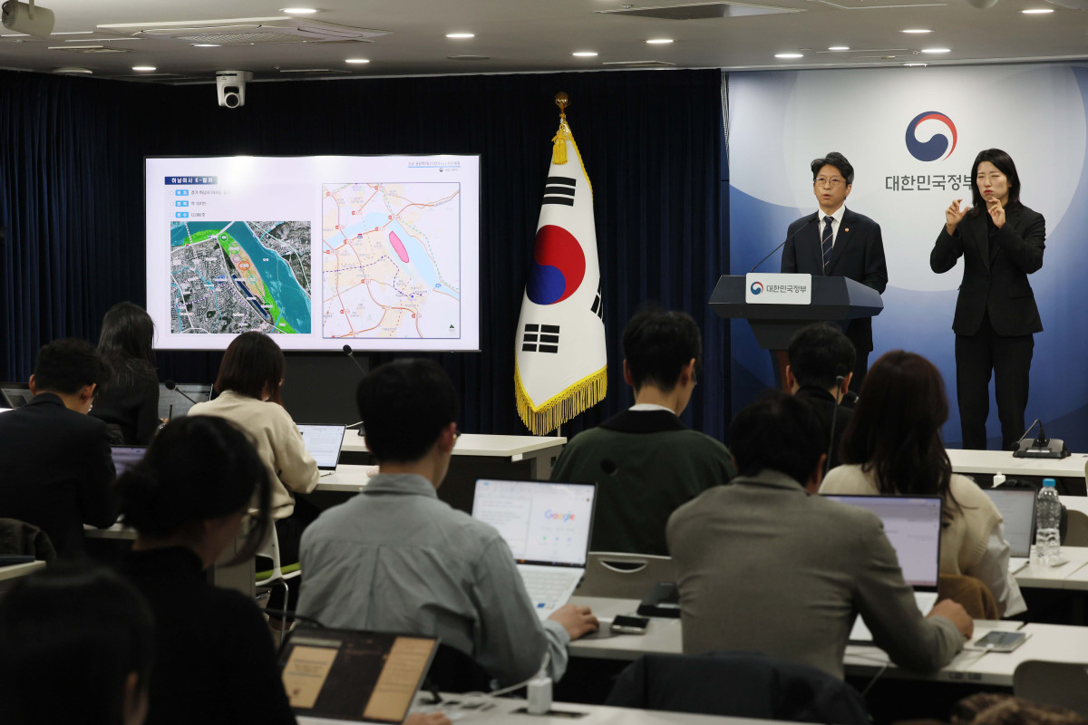 ▲홍지선 국토교통부 장관이 29일 서울 종로구 정부서울청사에서 ‘8.13 공급대책’ 후속 조치로 신규택지 후보지를 발표하고 있다. 정부는 경기 김포·구리·하남·의정부·고양 6곳을 7만6700가구 규모 신규 공공택지 후보지로 지정하고 ‘공공택지 최단기 착공모델’을 적용하기로 했다. 후보지 발표부터 착공까지 평균 68개월 걸리던 절차를 37개월로 줄여 2030년 안에 착공한다는 목표다. 6곳은 모두 서울 경계에서 약 5㎞ 안에 있는 개발제한구역(그린벨트) 훼손지다. 신태현 기자 holjjak@