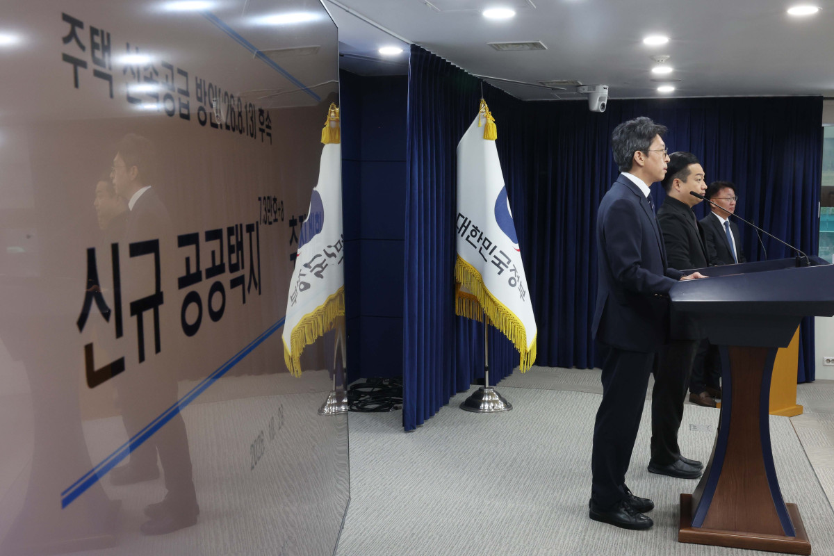 ▲홍지선 국토교통부 장관이 29일 서울 종로구 정부서울청사에서 ‘8.13 공급대책’ 후속 조치로 신규택지 후보지를 발표하고 있다. 정부는 경기 김포·구리·하남·의정부·고양 6곳을 7만6700가구 규모 신규 공공택지 후보지로 지정하고 ‘공공택지 최단기 착공모델’을 적용하기로 했다. 후보지 발표부터 착공까지 평균 68개월 걸리던 절차를 37개월로 줄여 2030년 안에 착공한다는 목표다. 6곳은 모두 서울 경계에서 약 5㎞ 안에 있는 개발제한구역(그린벨트) 훼손지다. 신태현 기자 holjjak@