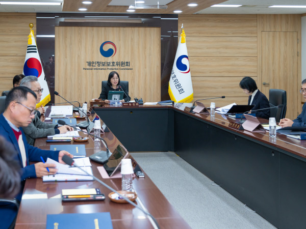 ▲송경희 개인정보보호위원회 위원장이 정부서울청사에서 개최된 제21회 위원회 전체회의를 진행하고 있다. (사진제공=개인정보보호위원회)